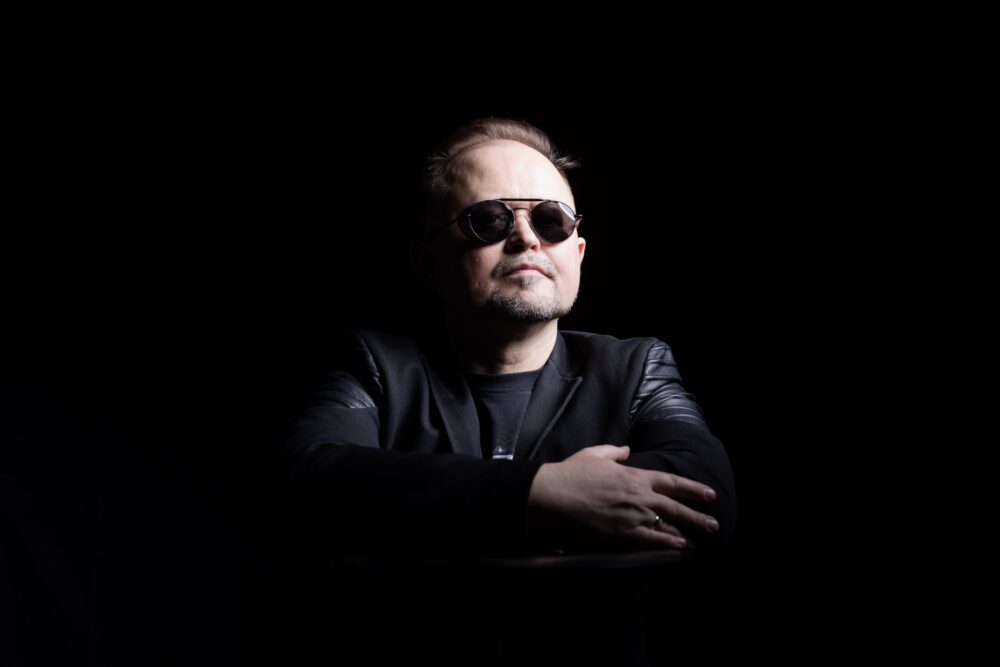 Zdjęcie okładkowe wpisu: ,,AI może być świetnym narzędziem, ale nie powinna zastępować twórczości człowieka” – wywiad z Maciejem Zielińskim, kompozytorem muzyki filmowej