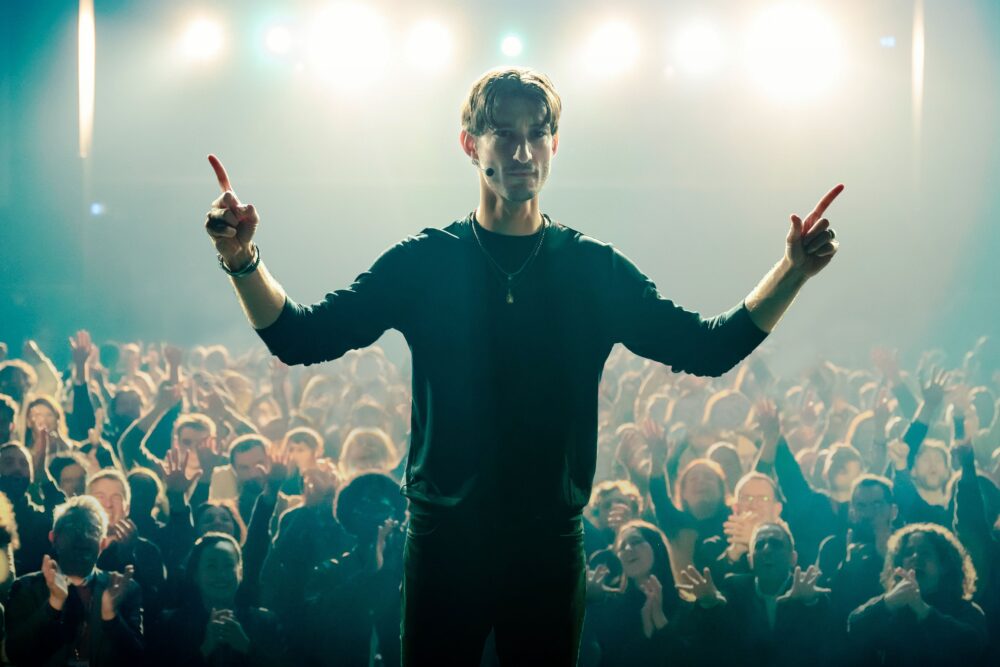 Zdjęcie okładkowe wpisu: Charyzmatyczny coach czy mistrz manipulacji? Pierre Niney w thrillerze Guru