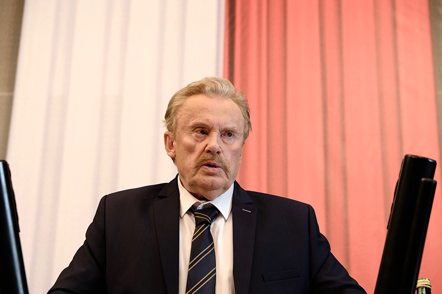 Zdjęcie okładkowe wpisu: Daniel Olbrychski melduje się na planie Ranczo. Wygląda niczym wujek z Ameryki