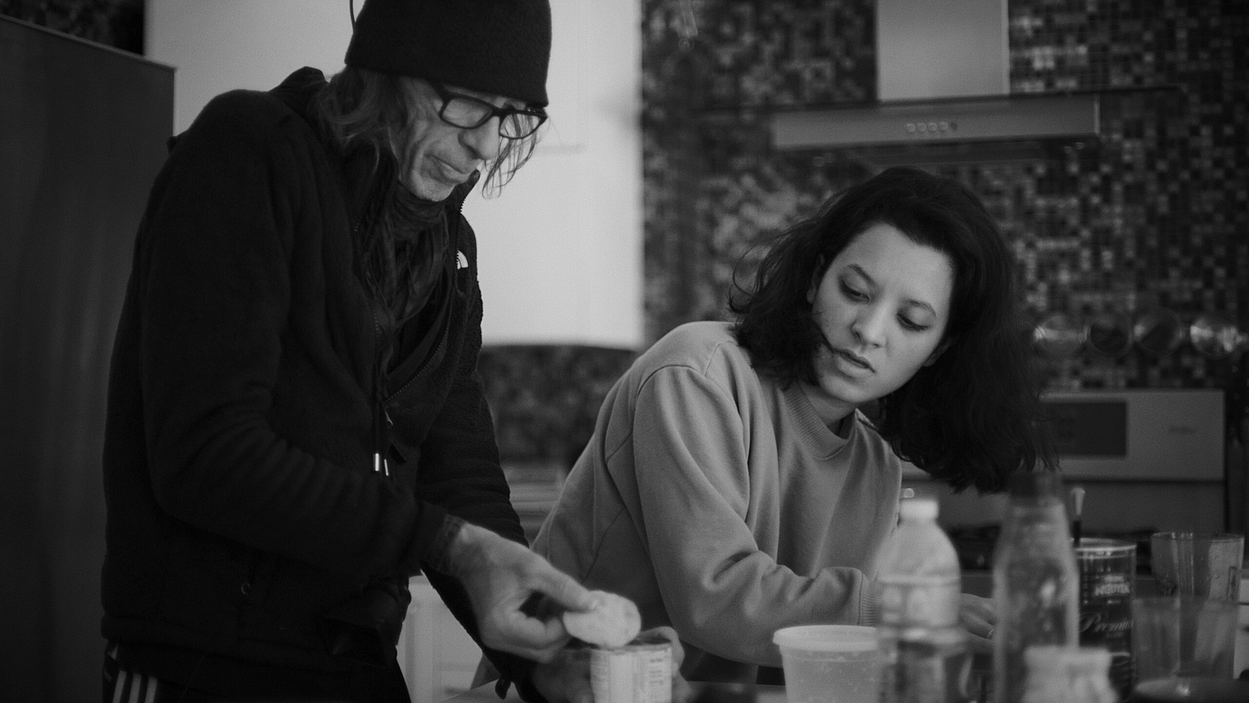 KFF 2026: Igrając z diabłem – recenzja filmu. Archiwum powracającego cierpienia